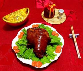 东坡肘子是过年宴客必备的拿手大菜噢