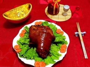 东坡肘子是过年宴客必备的拿手大菜噢