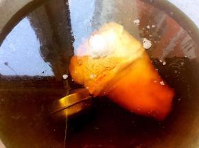 猪肘子放入锅中添加适量清水清水将所有调味料放入锅中调匀大火煮起来