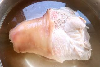 焯好水的猪肘子立即放入冷水中过凉冲洗干净后沥干水份