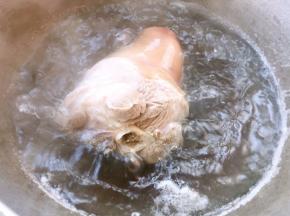 锅中烧开水放入猪肘子焯水断生去除多余的油脂和杂质