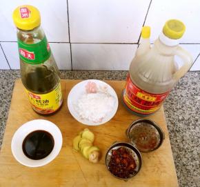 准备太晚了还要去、糖、老抽、一品鲜酱油、姜、花椒、八角