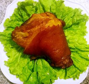 好吃诱人的的猪肘子别人盘中