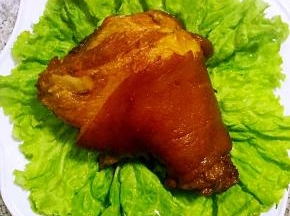 好吃诱人的的猪肘子别人盘中