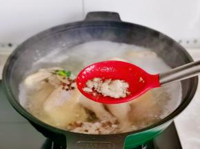 大火烧开，撇出沫子。