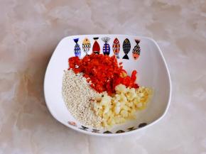 现在准备灵魂酱汁，白芝麻，蒜末，辣椒碎。