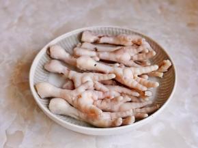 捞出用冷水冲洗干净，再泡冰水，这样鸡爪的口感特别好。