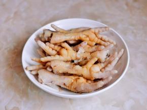 凤爪沥干水分，装入盘中加酱油，米醋，冰糖。