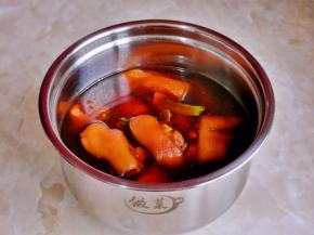 腌制好后加入纯净水，没过猪蹄为佳。