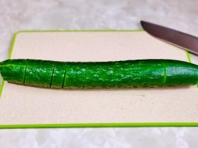 刀直上直下的切薄片，不要切断。