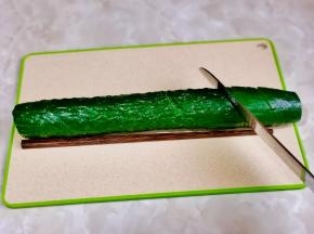 翻面，刀斜着切薄片。