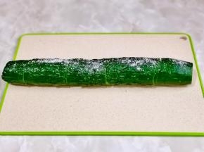 撒上食用盐，搓均匀，腌制10分钟。