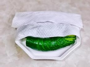 腌制好后，倒掉水分，用厨房用纸擦干水分。