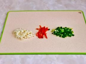 葱蒜去皮切好，辣椒去跟去籽切丝。