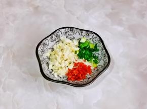 芝麻，葱花，蒜末，辣椒碎放入吃碟中。