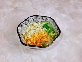 倒入“热油”趁热搅拌均匀。