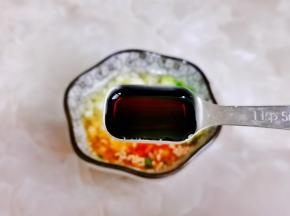 加入酱油，搅拌均匀。