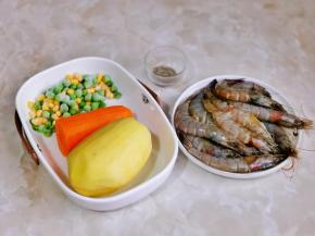 准备食材，胡萝卜与土豆去皮洗净，虾去掉虾线。