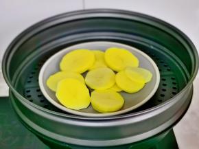 土豆切片隔水蒸熟。