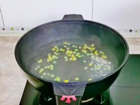 玉米粒豌豆焯水。