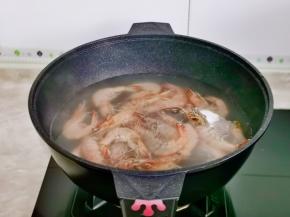 水下下虾，倒入料酒煮熟捞出。