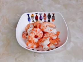 将煮熟的虾去头去皮。