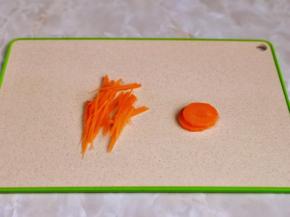 胡萝卜切几片，再切一些丝。