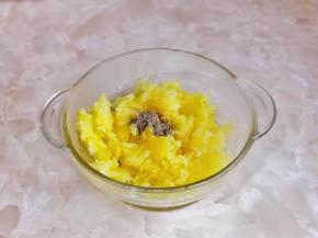 蒸熟的土豆趁热压成泥，加入胡椒粉拌匀。