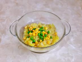 加入煮熟的玉米，豌豆。