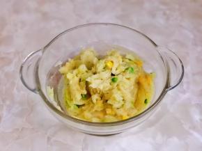 挤入沙拉酱充分拌均匀。