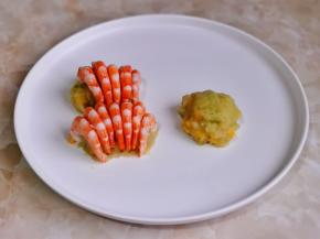 盛一勺土豆泥，做出半圆形，再把虾仁摆在土豆泥上就好啦。