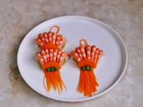 灯笼中间带放上胡萝卜片，再装饰灯笼穗，拎手。