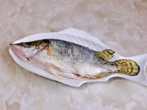 鱼清洗干净，鱼身斜切几刀。