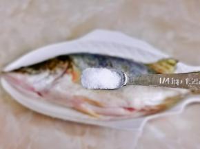 两面撒上盐涂抹均匀。