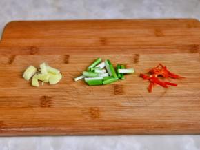 葱姜去皮切好，辣椒切丝。