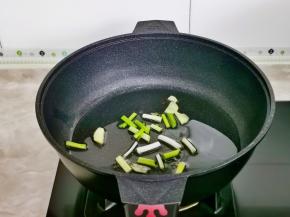 起油锅加入葱姜煸炒，