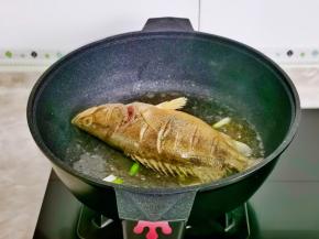 再放入腌制好的桂鱼，小火煎至两面金黄。