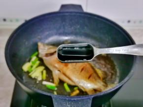 加入1勺红烧酱油。