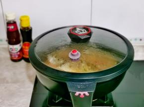 盖上盖子烧开转中小火18分钟。