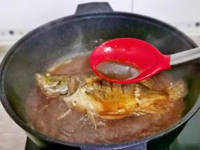 鱼烧后用勺子盛汤汁往鱼身上淋，一边大火收汁。