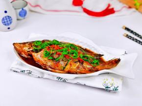 盛出装盘，撒上葱丝，辣椒丝。