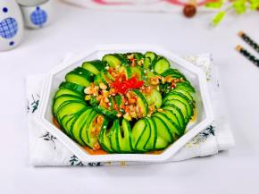 酱汁淋在蓑衣黄瓜上，点缀上辣椒丝。