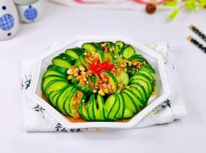 酱汁淋在蓑衣黄瓜上，点缀上辣椒丝。