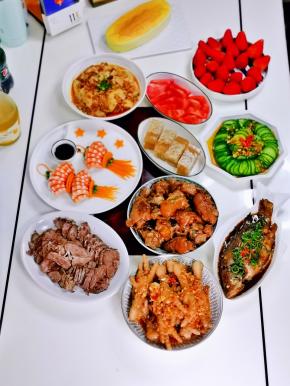 年夜饭，祝大家新年快乐，牛年大吉大利，牛转乾坤。