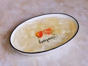 吉利丁片提前冷水泡软。