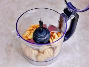 饼干放入料理机中。