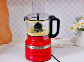 启动料理机打碎。