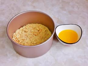 放入模具中，黄油隔水融化。（模具一定要活底）