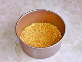 黄油倒入饼干碎中搅拌均匀压实，入冰箱冷藏30分钟。