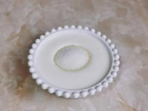 酸奶中加入细砂糖搅拌均匀。